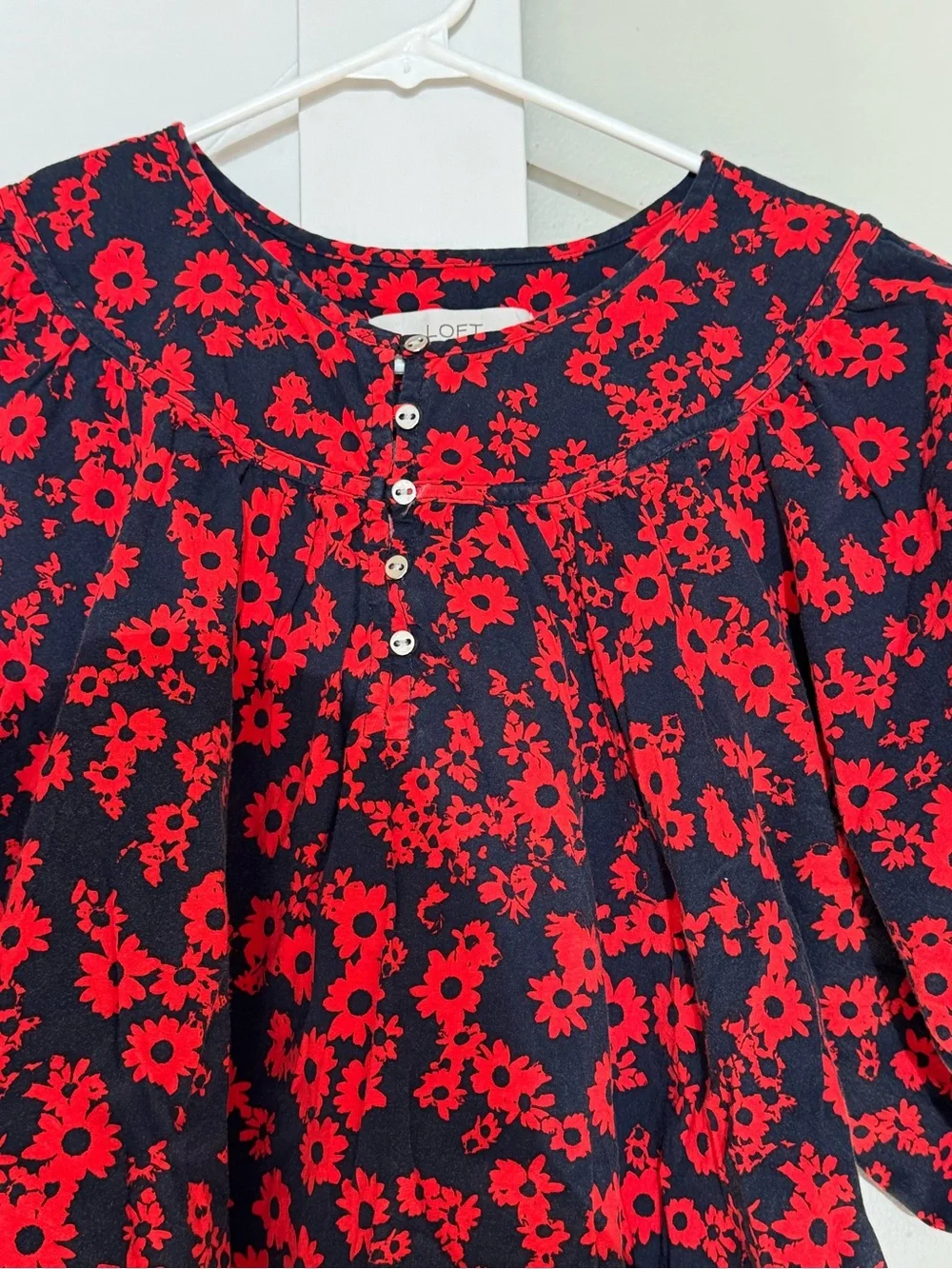 LOFT Red Floral Blouse Navy Puff Sleeve Pleated Front Size M